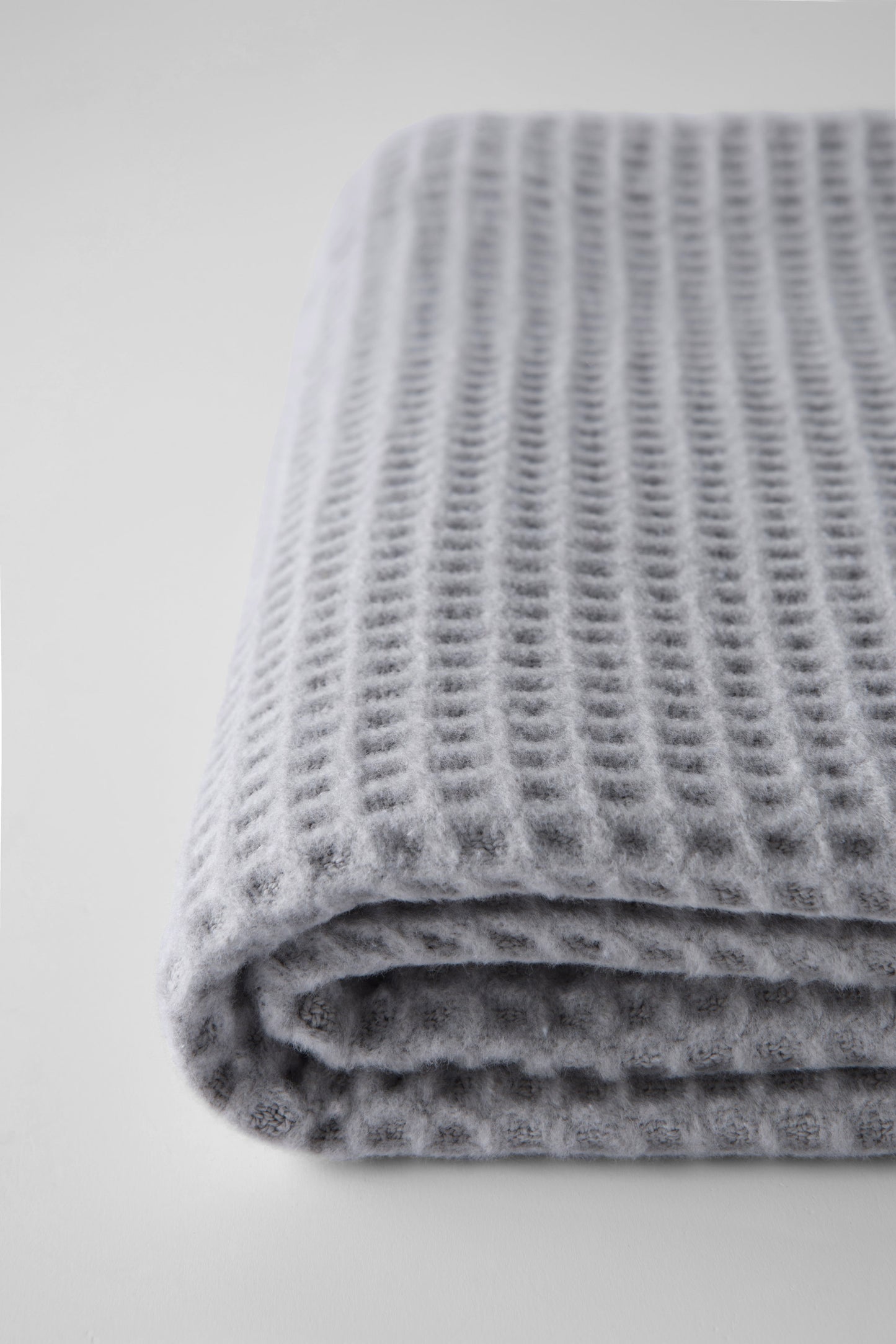 Basic decorative throw in pale gray waffle